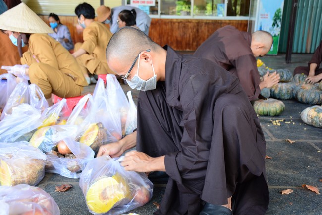 Continuing to support people in need in the Covid-19 pandemic of Hoang Phap Pagoda (series 7)